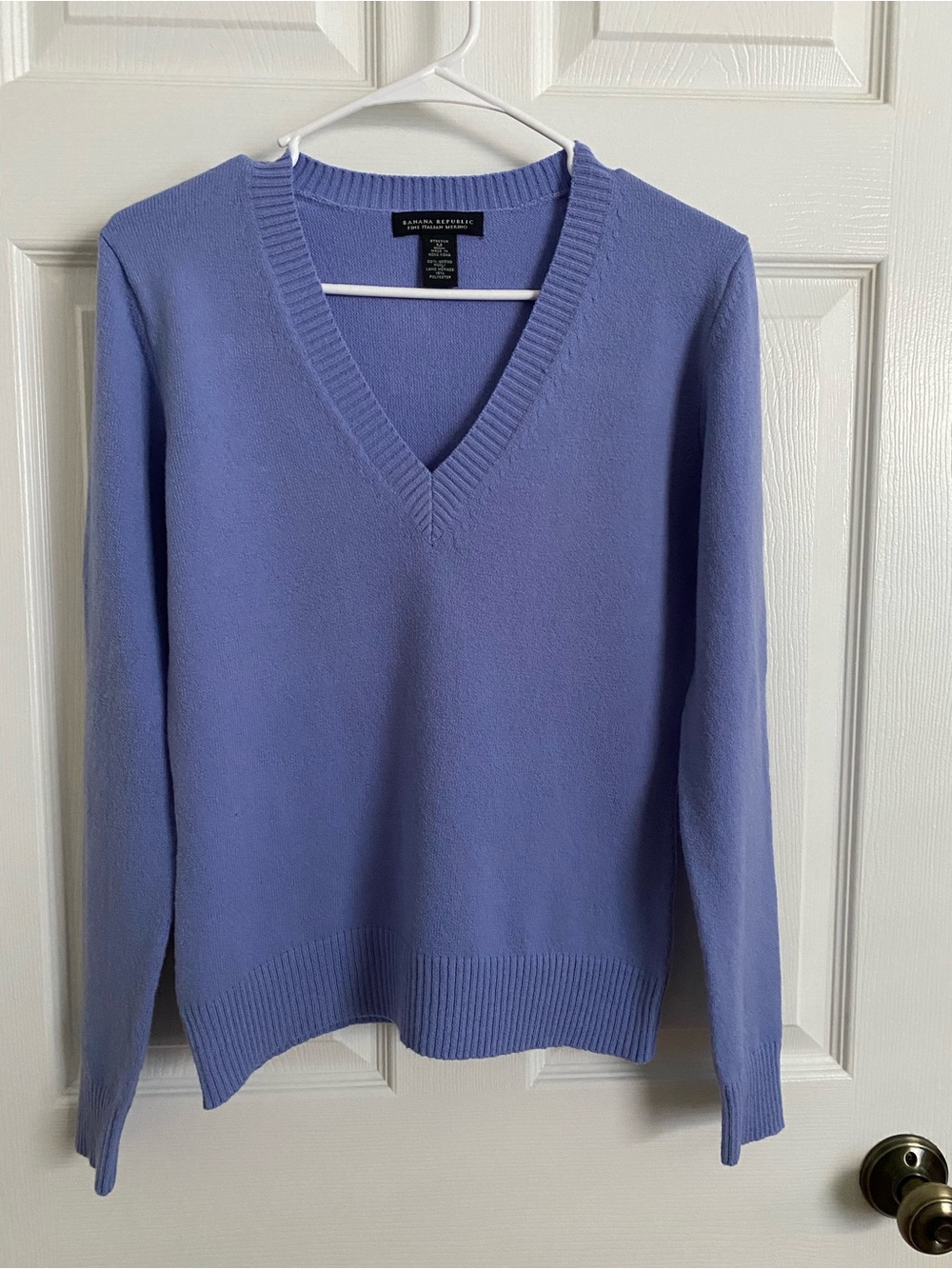 Banana Republic Fine Italian Merino V-Neck Sweater – lavender blue | Size M